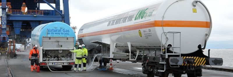 VTG hat in Kooperation mit Chart Ferox und Primagas im Elbehafen der Brunsbüttel Ports erstmals den LNG-Kesselwagen mit tiefkalt verflüssigtem Erdgas (Liquefied Natural Gas, LNG) beladen.