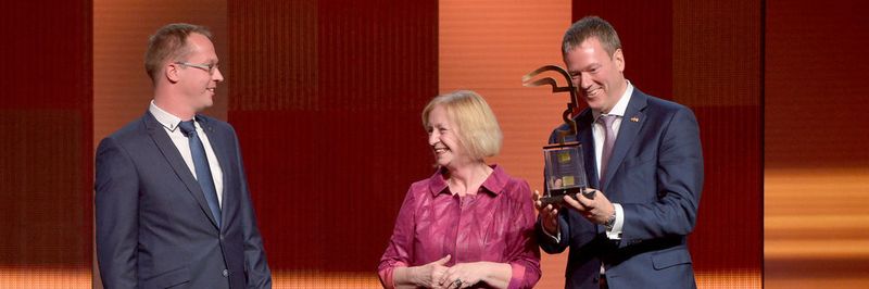 Die Verleihung des Innovationspreises (v.l.): Dr. Karsten Walther, Teamleiter Harting IT Software Development, Prof. Johanna Wanka, Bundesministerin für Bildung und Forschung, und CEO Philip Harting mit dem Preis.