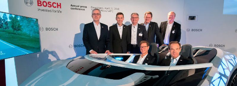 Bilanz-Pressekonferenz 2016: Bosch präsentierte Rekord-Geschäftszahlen für das Jahr 2015 und den bisherigen Verlauf des Jahres 2016 am Bosch-Forschungscampus in Renningen. Die Geschäftsführung, von links nach rechts. Im ShowCar: Dr. Stefan Asenkerschbaumer (stellvertretender Vorsitzender), Dr. Volkmar Denner (Vorsitzender). Hinter dem ShowCar: Dr. Rolf Bulander, Christoph Kübel, Dr. Werner Struth, Uwe Raschke, Dr. Stefan Hartung.
