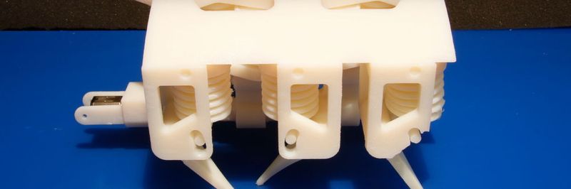 Der kleine Hexapod wird mit einem Gleichstrommotor betrieben, der Hydraulikflüssigkeit in die Beine pumpt. Bis auf den Motor stammen alle Teile aus einem einzigen Druckvorgang.