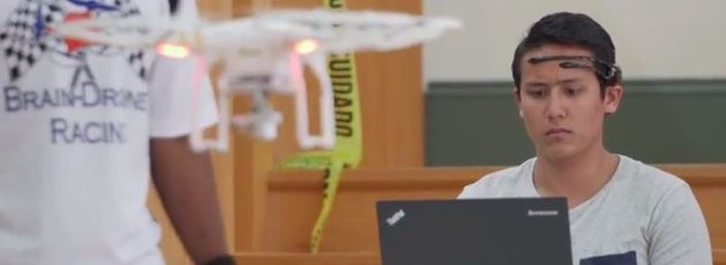 Drohnenrennen per Gedankensteuerung: Studenten der University of Florida nutzen EEG-Headsets und Computersoftware, um möglichst shcnell zud zielsicher einen Quadcopter über einen festgelegten Parcours zu lenken.
