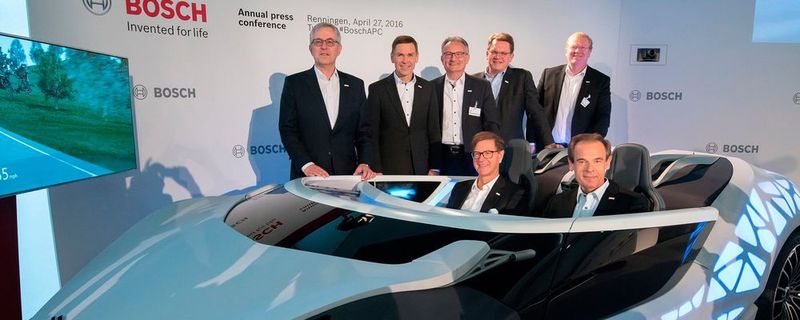 Bosch präsentierte seine Geschäftszahlen für das Jahr 2015 am neuen Forschungscampus in Renningen. Die Geschäftsführung im Showcar (v. l.): Dr. Stefan Asenkerschbaumer (stellv. Vorsitzender), Dr. Volkmar Denner (Vorsitzender). Hinter dem Showcar: Dr. Rolf Bulander, Christoph Kübel, Dr. Werner Struth, Uwe Raschke, Dr. Stefan Hartung.