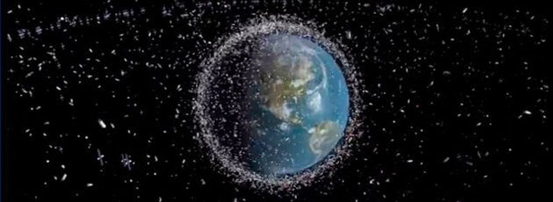 Zugemüllter Erdorbit: Das Handout der ESA zeigt eine Computersimulation von Weltraummüll früherer Weltraummissionen, der neben intakten Satelliten im geostationären Orbit um die Erde kreist.
