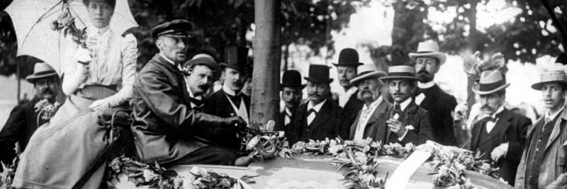 Der belgische Ingenieur und Rennfahrer Camille Jenatzy mit der La Jamais Contente bei der Siegesparade am 1. Mai 1899