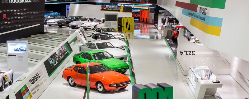 Anlässlich des 40-jährigen Jubiläums der Transaxle-Konstruktion, widmet sich das Porsche-Museum in Stuttgart in einer Sonderausstellung dem Thema.
