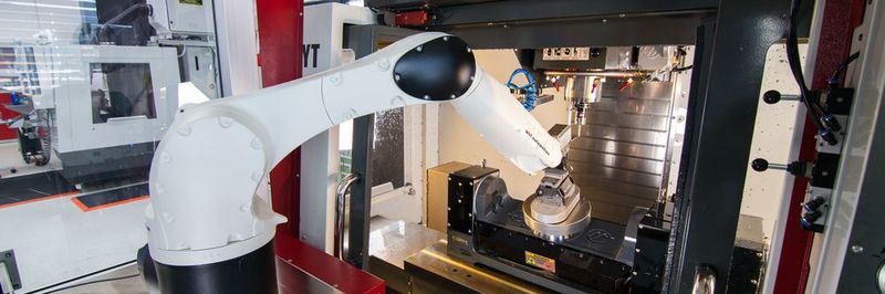 Flexibel, präzise und mit einem relativ geringen Platzbedarf erhöht der Kuka-Roboter die Produktivität und betreibt die CNC-Maschine auch in einer zweiten und dritten Schicht ohne Personal.