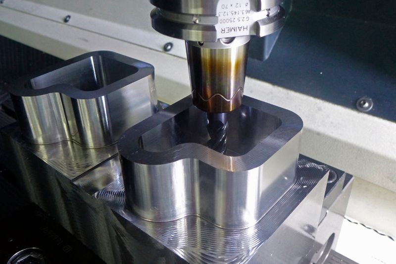 Mit trochoidalem Fräsen kann der Anwender bis zu dreimal schneller und tiefer fräsen, auch in harten Werkstoffen wie Edelstahl oder Titan. Ideale Werkzeuge für die Bearbeitung: Haimer Power Mill-Fräser mit Safe-Lock-Futter.