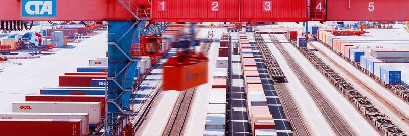 Ein Bahnkran auf dem Bahnhof des HHLA-Container-Terminals Altenwerder belädt einen Ganzzug.