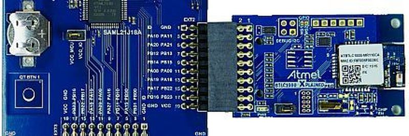 Duo: SAM L21 Xplained Pro Evaluation Kit (links) mit dem Bluetooth-LE-4.1-konformen SoC ATBTLC1000