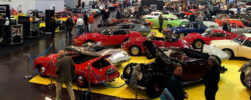 2.500 angebotene Fahrzeuge, 1.250 Aussteller und mehr als zwei Dutzend internationale Autohersteller – die Techno-Classica ist die größte Oldtimermesse der Welt.