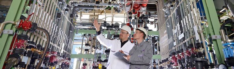 Einer der so genannten Rohrbahnhöfe im ZeTO (Zentrales Technikum Organisch) versorgt den Leverkusener Produktionsbetrieb der Saltigo GmbH mit flüssigen Einsatzstoffen und ermöglicht eine schnelle und flexible Verbindung aller Apparate untereinander.
