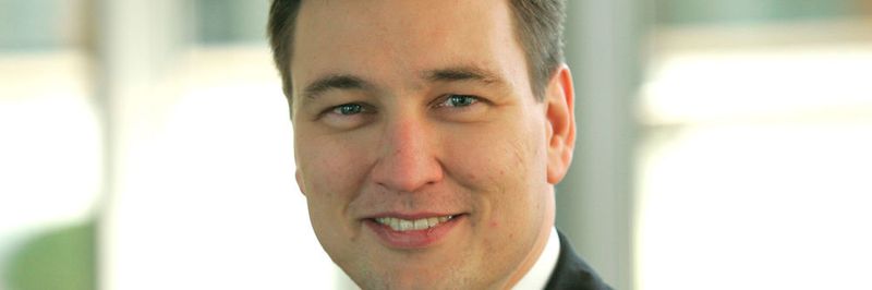 Wie in keiner anderen Branche stehen PE-Fonds im Gesundheitssektor vor allem bei größeren Transaktionen im Wettbewerb mit strategischen Investoren. Dr. Franz-Robert Klingan, Partner bei Bain & Company, erklärt: „Der Anlagedruck, der jetzt bei neuen Investments entsteht, treibt im Bieterwettstreit die Preise.“