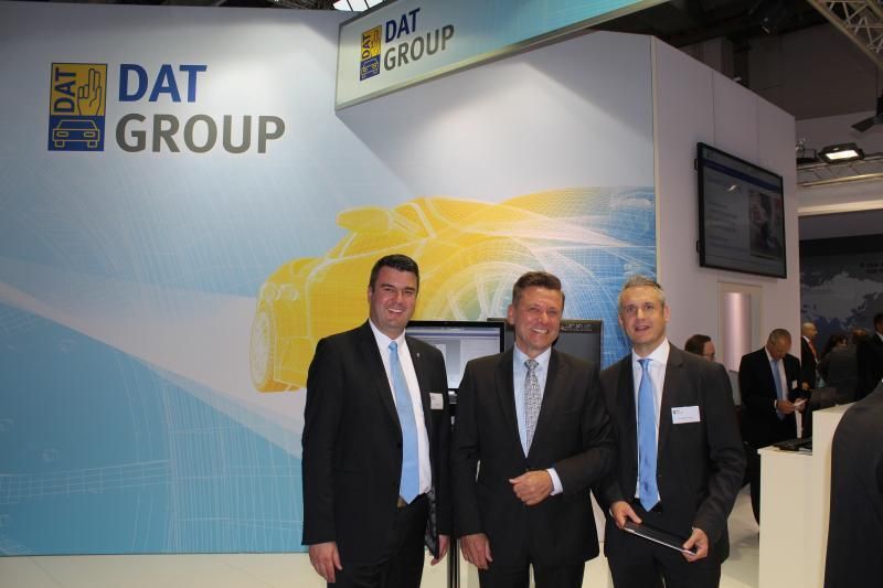 Axel Krüger, Key Account Manager DAT mit ZDK Vize Wilhelm Hülsdonk und DAT-Pressechef Dr. Martin Endlein am DAT-Messestand auf der IAA