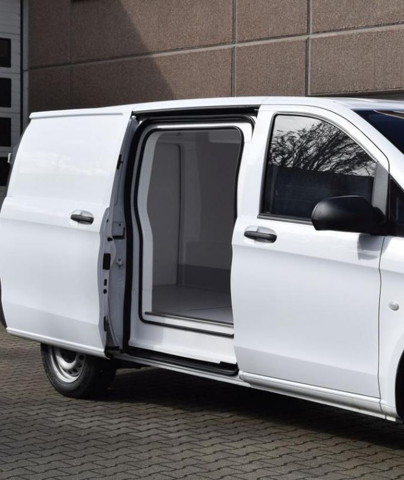 Transporter mit integriertem Thermo King-Kühlaggregat.
