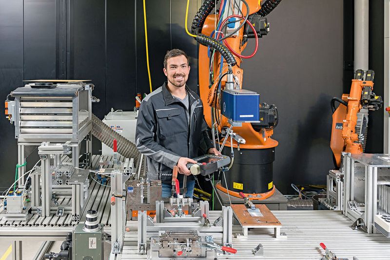 Laser für hybride Metall-Kunststoff-Verbindungen: André Heckert, wissenschaftlicher Mitarbeiter vom iwb der TU München, positioniert den Laser für die Bearbeitung des Metalles (Aluminium) zu einer Metall-Kunststoff-Verbindung.