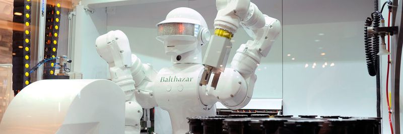 Der Roboter Balthazar ist auf der Automatica live vor Ort. Über das Internet können Verbraucher individuell ihre Kosmetik zusammenstellen, die der Roboter dann zusammenmixt.