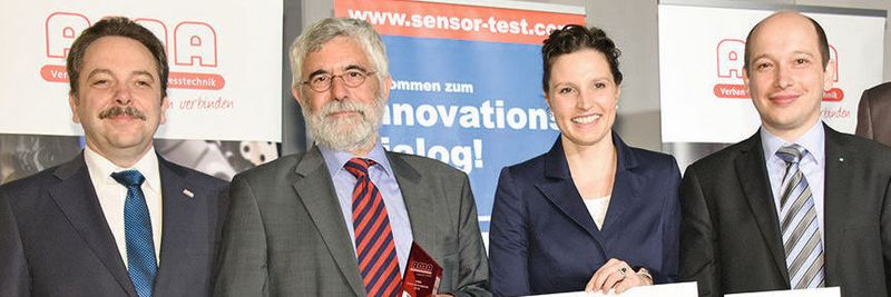 Das Gewinnerteam „Nerven aus Glas“ (v.l.: Peter Krause (AMA), Prof. Dr. Wolfgang Schade, Anna Lena Baumann (Photonik Inkubator/Fraunhofer-HHI), Dr. Martin Angelmahr (Fraunhofer-HHI), Prof. Dr. Andreas Schütze (Jury/Universität des Saarlandes).