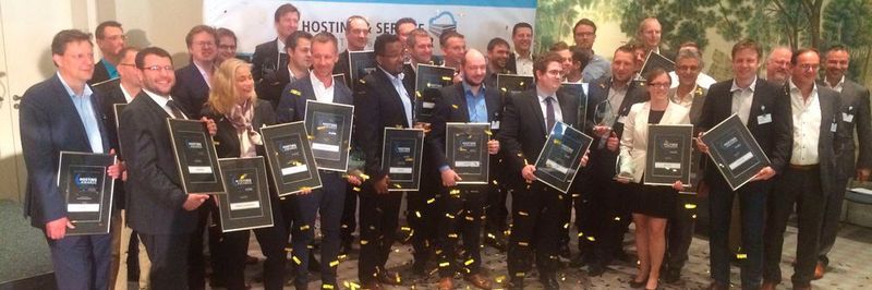Die strahlenden Sieger der HOSTING AWARDS auf dem HSP Summit in Frankfurt am Main.