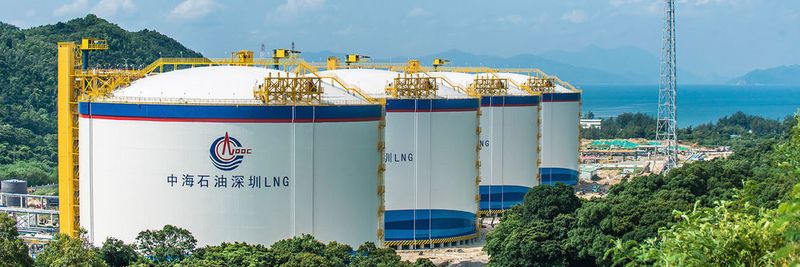 Die vier LNG-Tanks im chinesischen Shenzen wurden Ende 2015 in Betrieb genommen. Die salzhaltige Luft in Küstennähe stellt besondere Anforderungen an die Verarbeitung der Krantechnik.