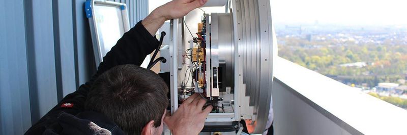 Der E-Band-Sender mit Parabolantenne arbeitet mit besonders leistungsfähigen integrierten Schaltungen.