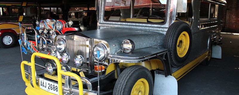 Willkommen in Manila: Anstelle eines herkömmlichen öffentlichen Nahverkehrs regieren hier die Jeepneys – Kleinbusse, basierend auf zurückgelassenen Fahrgestellen amerikanischer Willys-Jeeps.