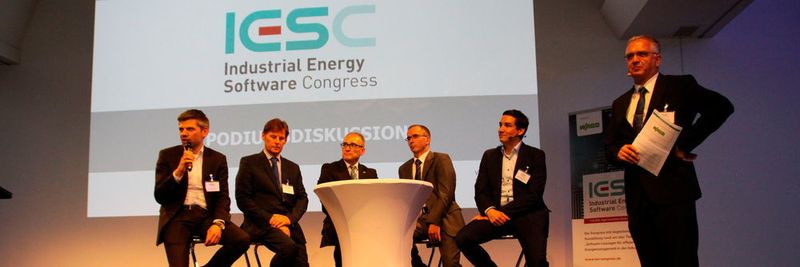 Moderator Bernd Weinig, elektrotechnik Publisher bei Vogel Business Media, verknüpfte bei der Podiumsdiskussion die vielfältigen fachlichen Ansätze der Experten. Von links nach rechts im Bild: Dr. Stephan Theis (Econ Solutions), Matthias Voigtmann (Energy Consulting Allgäu), Thomas Winter (Köhl Maschinenbau), Achim Zerbst (Wago Kontakttechnik) und Maximilian Heindl (Gildemeister).
