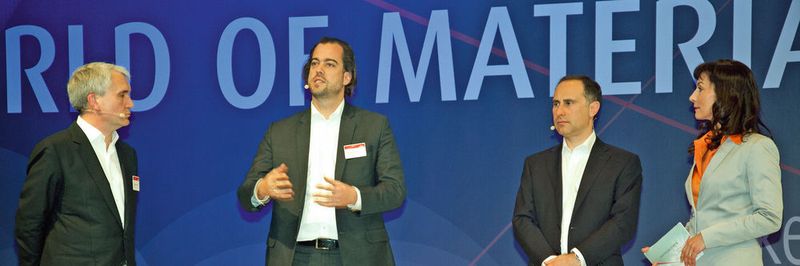 Tobias Zierhut (Mitte), Head of Product & Service Marketing bei Linde Material Handling, erklärt die Retrofit-Kits, mit denen auch bestehende Staplerflotten bis zu einem gewissen Grad „aufgemotzt“ werden können.