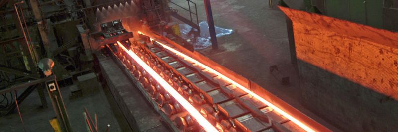 Im Drahtwalzwerk der Deutschen Edelstahlwerke in Hagen werden aus 8 m langen Stahlknüppeln mit einer Kantenlänge von 138 mm rund 5 km Walzdraht mit einem Durchmesser von 5,5 mm gewalzt.