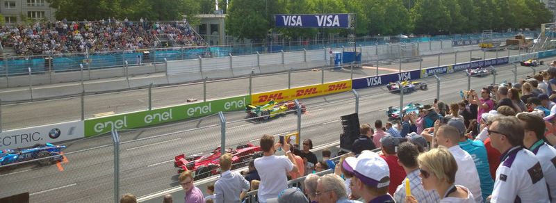 Elektrisch auf den Straßen von Berlin: Die Boliden der FIA Formel E am 21. Mai 2016