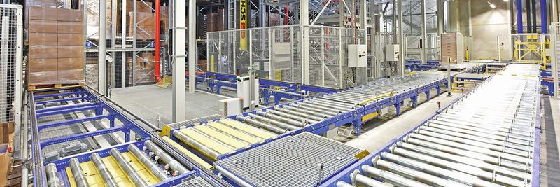 Blick auf die HRL-Vorzone mit Auslagerebene auf Bodenniveau: Bis zu 120 Paletten können über die vier Gassen pro Stunde ausgelagert werden.