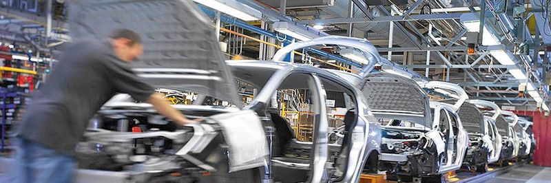 RFID ist eine Schlüsseltechnologie, um zum Beispiel in der Automobilindustrie die zunehmend globalisierten Warenströme und komplexen Lieferketten sowie die umfassende Warenverfolgung von der Produktion bis zur Entsorgung zu steuern.