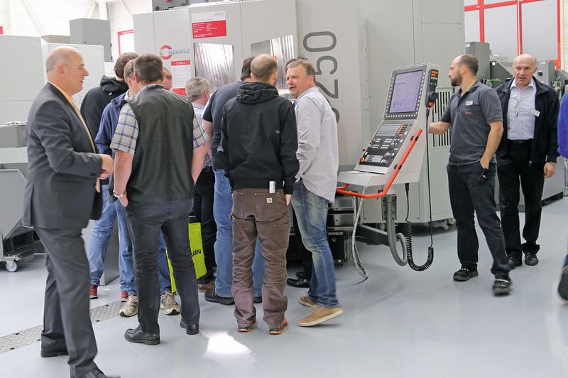 Die Besucher der Hermle-Hausausstellung 2016 zeigten grosses Interesse an dem neuen Bearbeitungszentrum C 250.