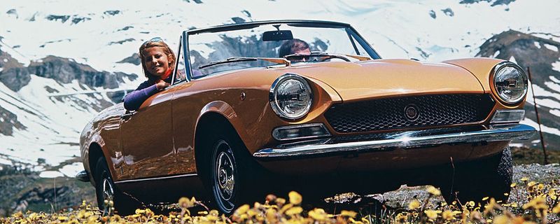Der Fiat 124 Spider bekommt sein drittes Leben eingehaucht. In der Vergangenheit begeisterte er vor allem die Amerikaner mit einer großen Portion Dolce Vita.