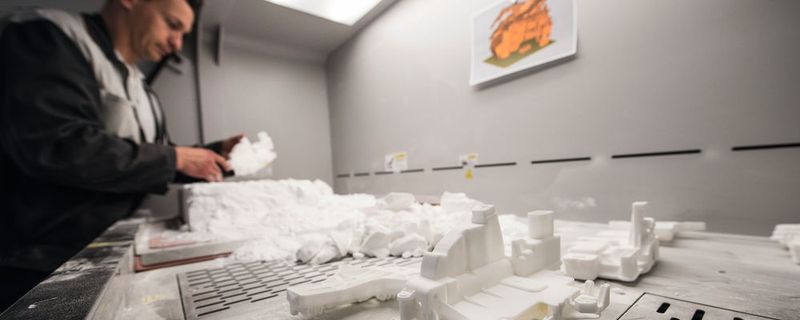 Der 3D-Großdrucker im Brose-Werk in Hallstadt. Ein Laser schmilzt den vorher aufgebrachten Kunststoff auf – nach und nach entsteht so das fertige Bauteil.