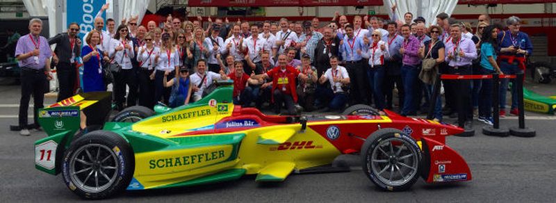 Gruppenbild, aufgenommen in der Boxengasse der Garage des Teams ABT Schaeffler Audi Sport