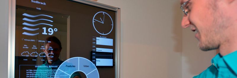 Kogni-Home-Bewohner sehen im intelligenten Spiegel nicht nur ihr Spiegelbild, sondern auch Informationen zum Wetter und zu ihrem Terminkalender, wie hier Entwickler Alexander Neumann.