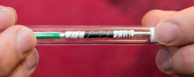 Akkualterung: Johannes Wandt mit dem von ihm gebauten Messröhrchen für die Elektronenspinresonanz-Versuche