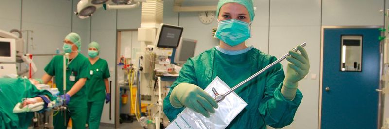 Anne Kiekbusch bereitet alles für den nächsten Eingriff vor. Für die Laparoskopie braucht der Operateur das passende Instrument, das man in den Körper vorschiebt.