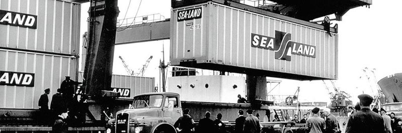 Bremen, Überseehafen, Mai 1966: Erstmals wird ein Container in Deutschland entladen – die Geburtsstunde des Containerumschlags in den Bremischen Häfen.