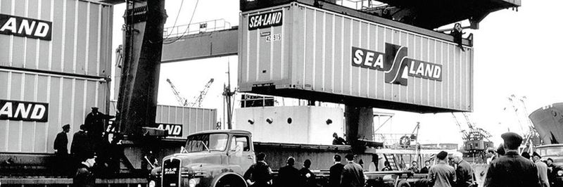 Bremen, Überseehafen, Mai 1966: Erstmals wird ein Container in Deutschland entladen – die Geburtsstunde des Containerumschlags in den Bremischen Häfen.