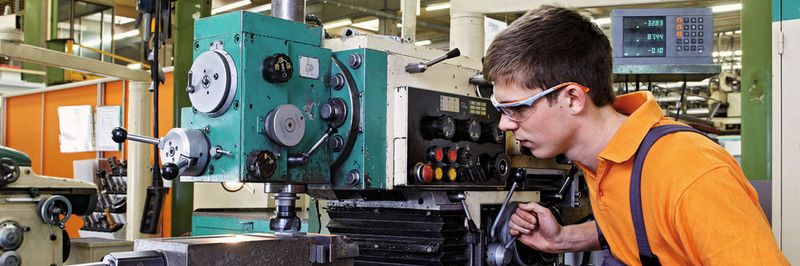 Zu den wichtigsten Ausbildungsberufen im Maschinenbau zählt nach wie vor der Industriemechaniker. Die Ausbildungsinhalte müssen sich dabei ständig an die sich verändernde Arbeitswelt anpassen – was den meisten Unternehmen nach eigenen Angaben gut gelingt.