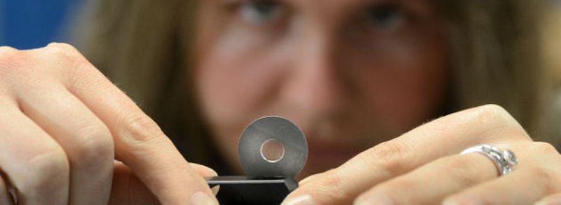 Ein Team im Labor für Attosekundenphysik (LAP) des Max-Planck Instituts für Quantenoptik (MPQ), der Ludwig-Maximilians Universität München (LMU), der Technischen Universität München (TUM) und der Universität Tsukuba (Japan) hat die Wechselwirkung von Licht und Glas so optimiert, dass man sie für eine künftige, lichtwellengesteuerte Elektronik einsetzen könnte. Das Bild zeigt Erstautorin Dr. Annkatrin Sommer (MPQ) mit einer Glas-Probe.
