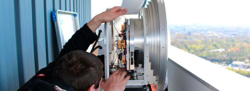 E-Band-Sender mit Parabolantenne: Die hierin verbauten integrierten Schaltungen weisen besonders große Leistungsfähigkeit auf. Mit einem solchen Aufbau erreichten Forschende der Universität Stuttgart und des Karlsruher Instituts für Technologie (KIT) mit 6 GBits/s über 37 Kilometer einen neuen terrestrischen Geschwindigkeitsrekord.