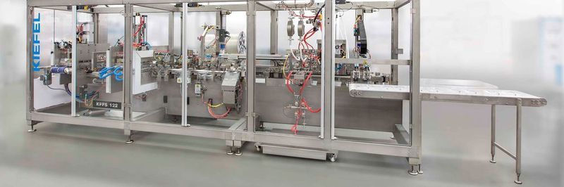 Zu sehen ist die Thermokontakt-Form-Fill-Seal-Anlage KFFS 122 zur Produktion von Infusionsbeuteln.