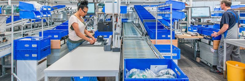 Die Pick-&-Pack-Arbeitsplätze hat Aberle exakt auf die Anforderungen von Schmalz abgestimmt.