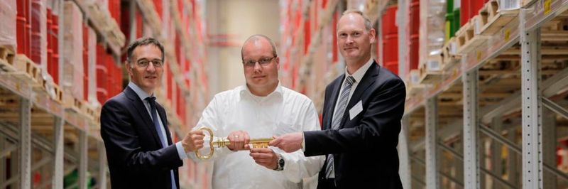 Bei der symbolischen Schlüsselübergabe (v.l.): Michael Brockhaus (Vorstand Rhenus), Simon Rupert (Niederlassungsleiter) und Johannes Rohde (GL Rhenus Warehousing Solutions Deutschland).