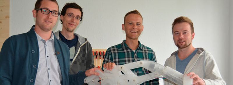 Die Väter von Horst (Mitte) sind stolz auf ihren Mehrachs-Roboter (von links): Jens Riegger, Tobias Erb, Manuel Frey und Tobias Kuentzle.