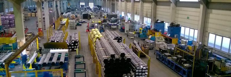 Auf rund 5.000 m² Logistikfläche arbeiten 15 Schäflein Mitarbeiter im 3-Schichtbetrieb parallel zur Produktion des Stahlexperten Vincenz Wiederholt.