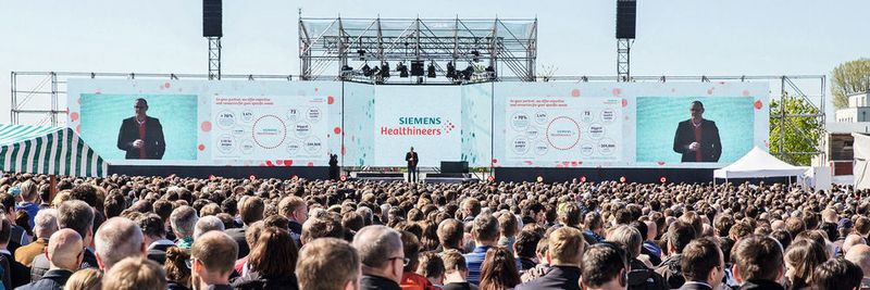 Mit einer aufwändigen Performance wird der neue Markenname in Erlangen Mitarbeitern vorgestellt.