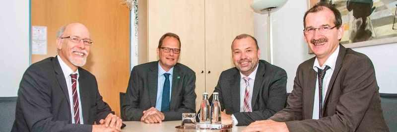 (v.l.) Rolf-Werner Welzel, Geschäftsführer Landesbetrieb Geoinformation und Vermessung Hamburg, Ulrich Gellhaus, Direktor Landesamt GeoInformation Bremen, Jürgen Schomakers, Geschäftsführer Esri Deutschland GmbH, und Dr. Johann Bizer, Dataport-Vorstandsvorsitzender
